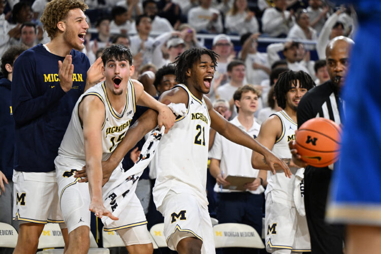 Michigan rises to No. 1 in men’s hoops poll